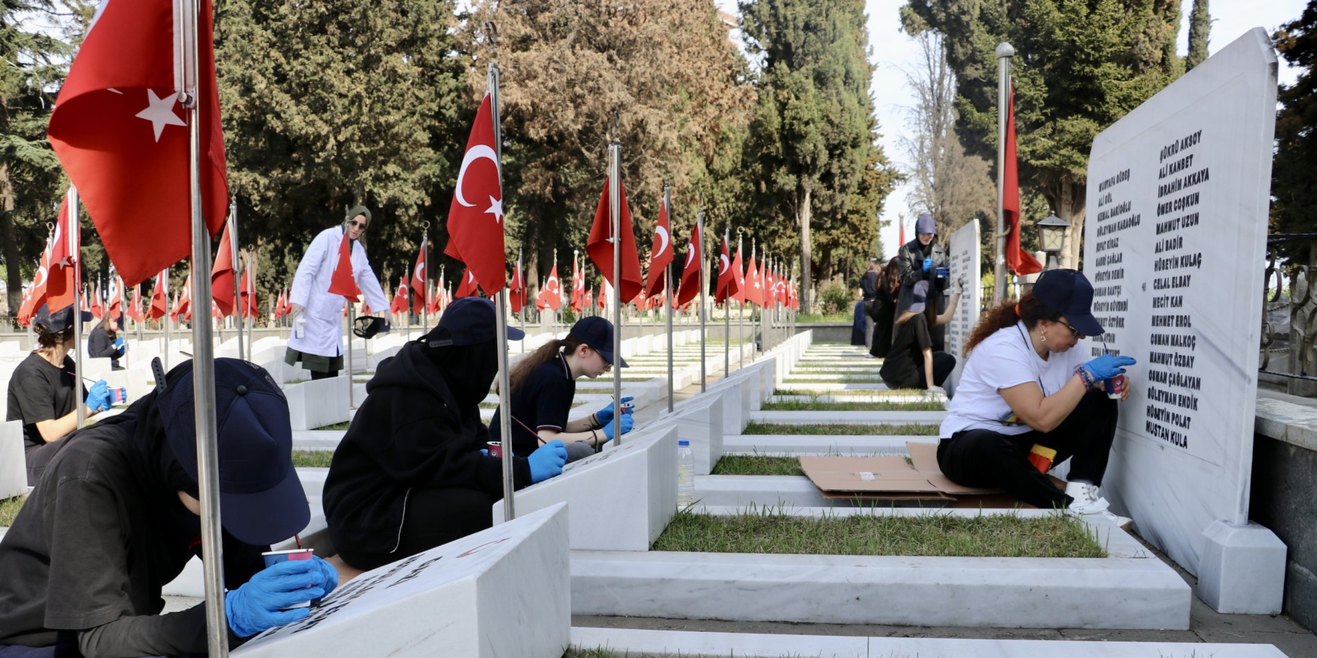 Trabzon'da Lise Öğrencileri Şehitlerin Mezar Taşlarındaki Yazıları Yeniledi