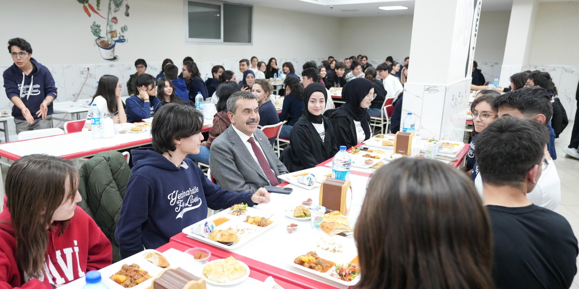 BAKAN TEKİN, YENİMAHALLE FEN LİSESİ ÖĞRENCİLERİ VE ÖĞRETMENLERİYLE İFTAR SOFRASINDA BULUŞTU